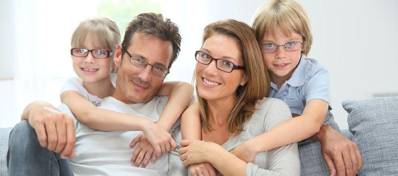 Elige las mejores monturas de gafas para tu familia